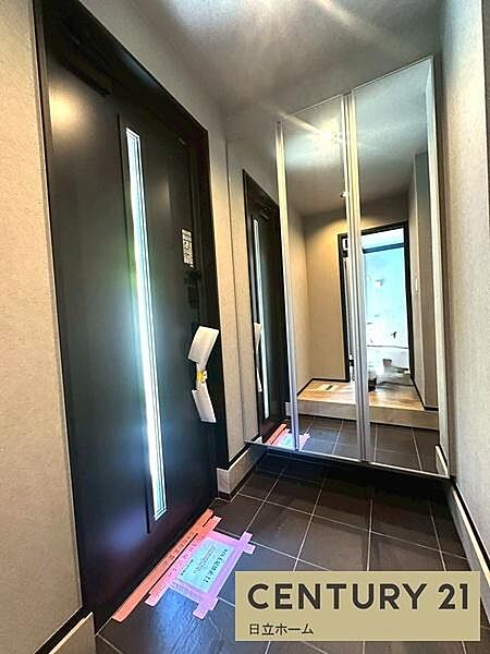 《玄関》　■シューズボックス付きで玄関もスッキリ。