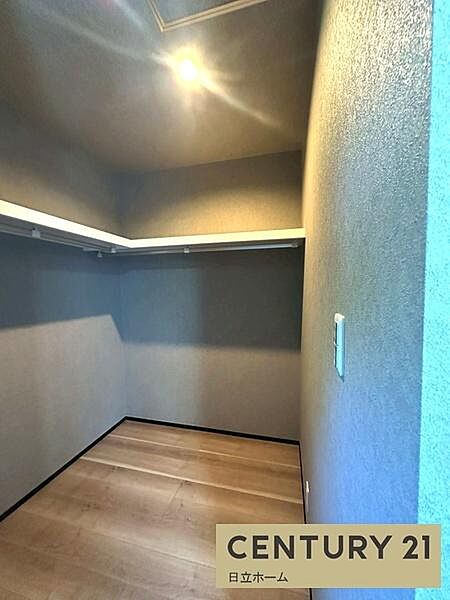 《ウォークインクローゼット》　大容量のウォークインクローゼットをご用意。衣類だけでなく、遊び道具やトランクなどの旅行用品の収納にも重宝します