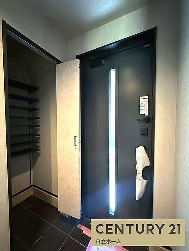 《玄関》 ■シューズボックス付きで玄関もスッキリ。