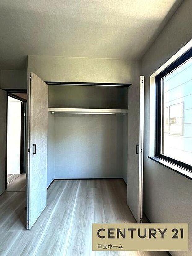 《収納》 ■室内をいつもすっきり保てる、収納力のあるクローゼット。ハンガーパイプと棚板で衣類の整理整頓がしやすく、日々の暮らしをスマートにサポート。
