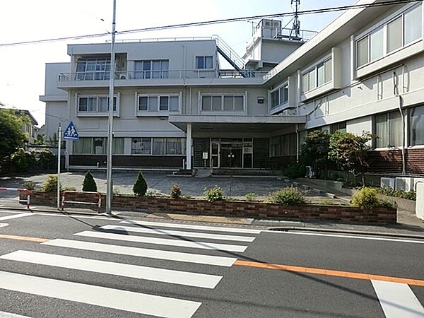 腰越中央病院まで518m、内科・小児科・皮膚科・産科　8時30分から12時、14時30分から17時　休診　木土PM、日祝