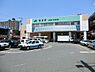 周辺：鴨居駅（ＪＲ横浜線）まで1434m、近くにららぽーと横浜がありスーパーやファストフード店も充実。ＪＲ横浜線で横浜駅まで20分。北口には鶴見川が流れる。