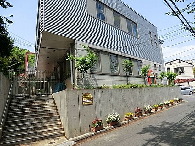 やまゆり保育園まで251m、子供たちに人気のある木馬の家・丸太小屋・つり橋などの施設もあり、自然に囲まれた環境で子どもたちがのびのびと遊んでいます。