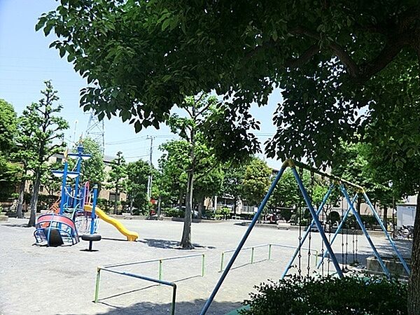 小倉下町公園まで242m、住宅街の十分な広さの公園です。ブランコ・滑り台などの遊具があり、ベビーカーで入れますので、小さなお子様も楽しめます。