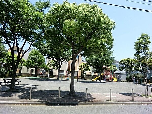 東小倉公園まで434m、住宅街の十分な広さの公園です。ブランコ・滑り台などの遊具があり、ベビーカーで入れますので、小さなお子様も楽しめます。