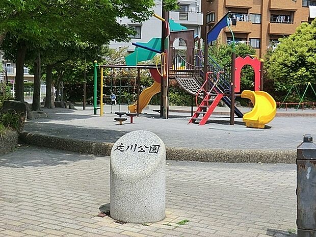 走川公園まで598m、大きい複合滑り台とブランコがあります。きれいに整備された気持ちの良い空間で遊べます。