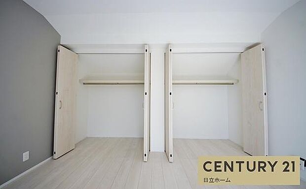 《収納》 室内をいつもすっきり保てる、収納力のあるクローゼット。ハンガーパイプと棚板で衣類の整理整頓がしやすく、日々の暮らしをスマートにサポート。