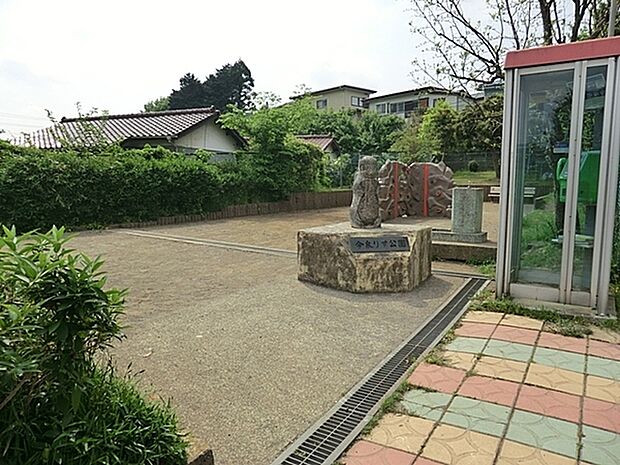 今泉りす公園まで1767m、可愛いリスの石像がお出迎え。水飲み場もあります。