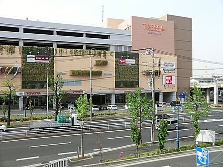 sanwaトレッサ横浜店まで1574m、品ぞろえが豊富。店員さんが親切。他のスーパーには無い美味しいお菓子があって、見つけるのが楽しいです。