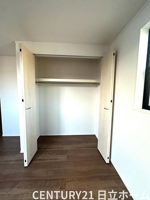 《収納》　■室内をいつもすっきり保てる、収納力のあるクローゼット。ハンガーパイプと棚板で衣類の整理整頓がしやすく、日々の暮らしをスマートにサポート。