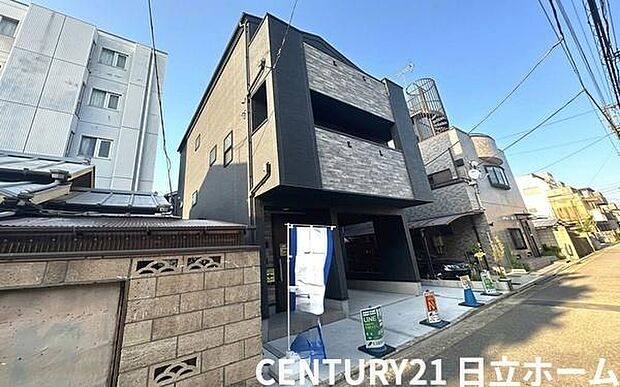 前面道路は幅員4ｍとれており、道路と敷地はフラットな開放感のあるロケーションです。