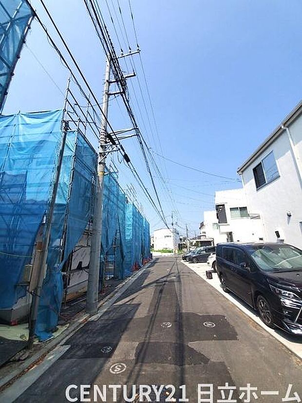 《外観》 ■青空の下、洗練されたデザインが輝く住まい。新しい暮らしを始めるのにふさわしい、光と風が心地よい空間です。