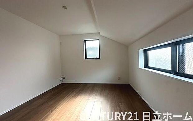 《洋室》　■机とべットを入れても十分な広さ。お子様の勉強部屋に。