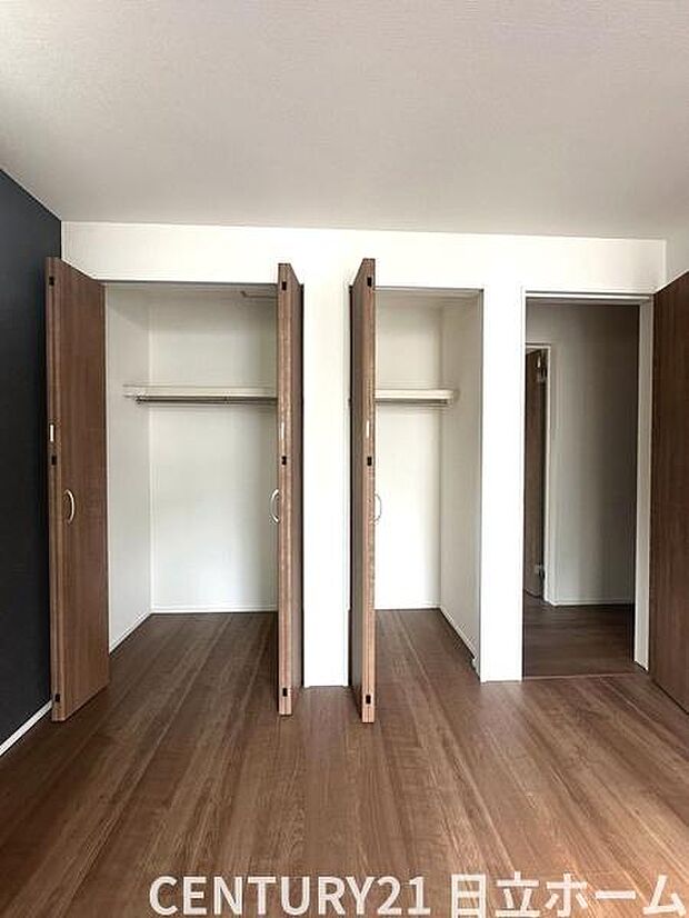 《収納》　■室内をいつもすっきり保てる、収納力のあるクローゼット。ハンガーパイプと棚板で衣類の整理整頓がしやすく、日々の暮らしをスマートにサポート。