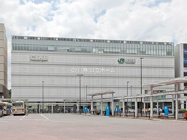 京浜東北・根岸線「鶴見」駅まで2874m、横浜駅までの所要時間は約12分。朝夕のラッシュ時は当駅始発の東京方面行きの電車があり通勤通学に便利。商業施設多数あり。
