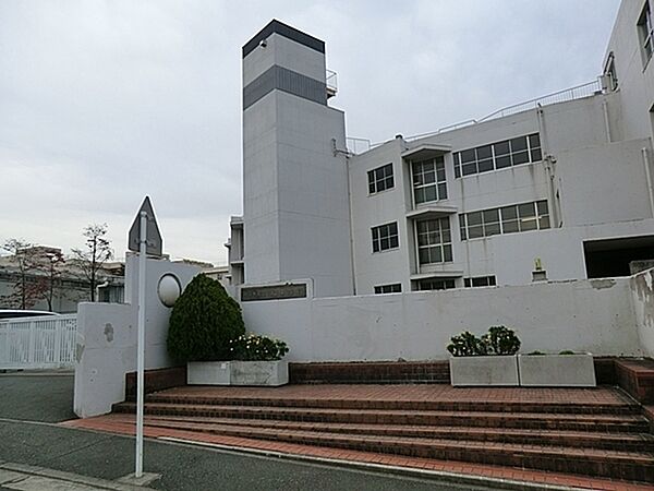 横浜市立川和中学校まで959m