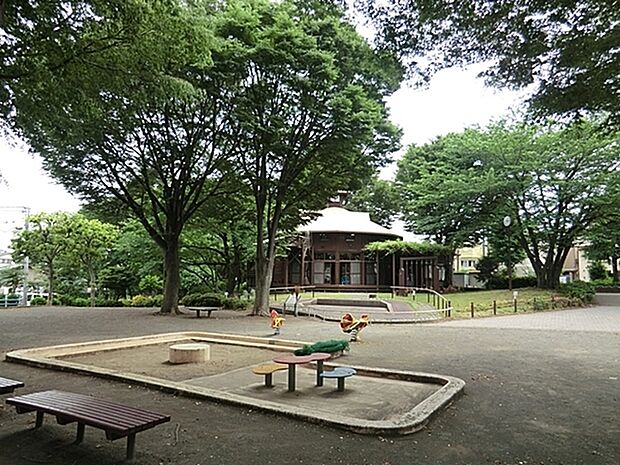 境之谷公園まで148m、公園内に室内全体がアスレチックのこどもログハウスがあります。もちつき大会など様々なイベントも行っています。