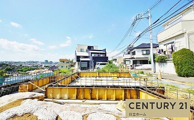 《前面道路》　■「空」×「光」×「風」。開放感を具現化したような現地は、まさに「永住の地」としての選択肢です。
