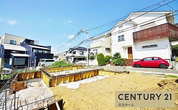 《外観》　■青空の下、洗練されたデザインが輝く住まい。新しい暮らしを始めるのにふさわしい、光と風が心地よい空間です。