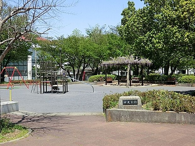 中丸公園まで842m、複合遊具と広場があります。