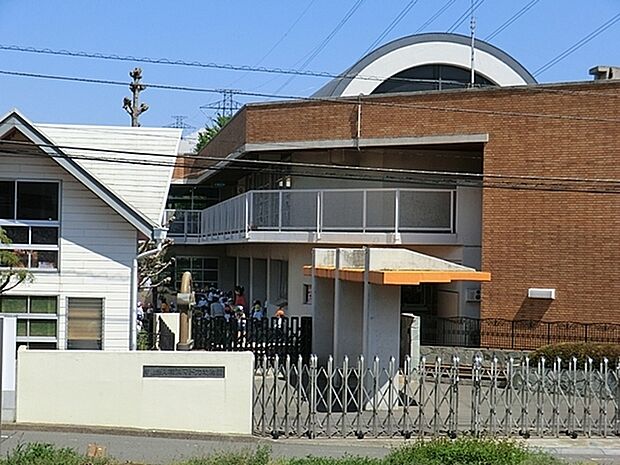 横浜マドカ幼稚園まで556m、十日市場付近の認定こども園。2歳児からの4年保育を実施する幼稚園型認定こども園。