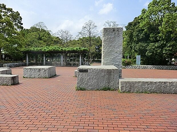 霧が丘公園 こどもログハウスまで864m、グラウンドやログハウスのほか、山のすそ野には小川と「カエデとシランの小径(こみち)」があり、遊具以外も楽しめる公園です