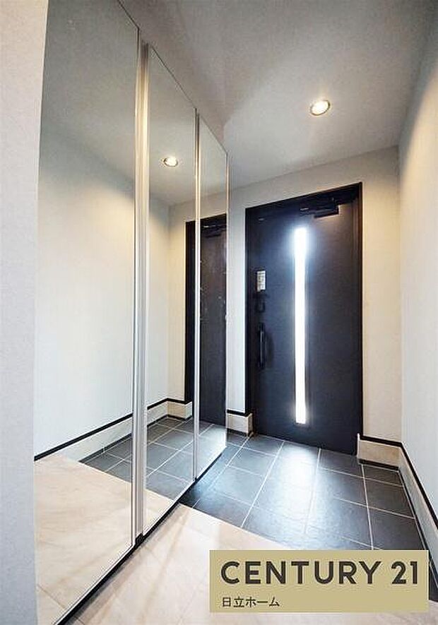 《玄関》 玄関を開けると、エントランスホールがお出迎え!!天井までつながるシューズボックスは収納力が良好なため、玄関の整理整頓も容易にできます。
