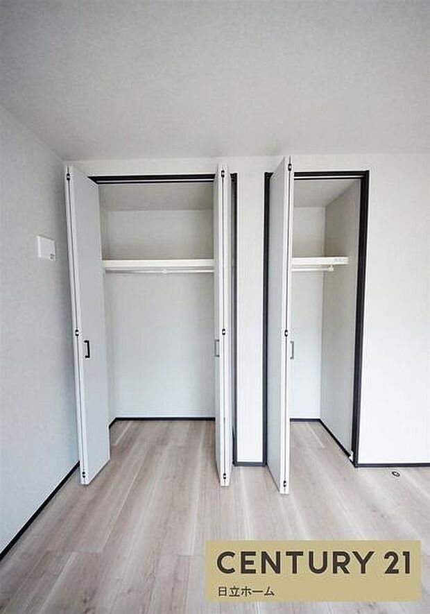《収納》 ■室内をいつもすっきり保てる、収納力のあるクローゼット。ハンガーパイプと棚板で衣類の整理整頓がしやすく、日々の暮らしをスマートにサポート。