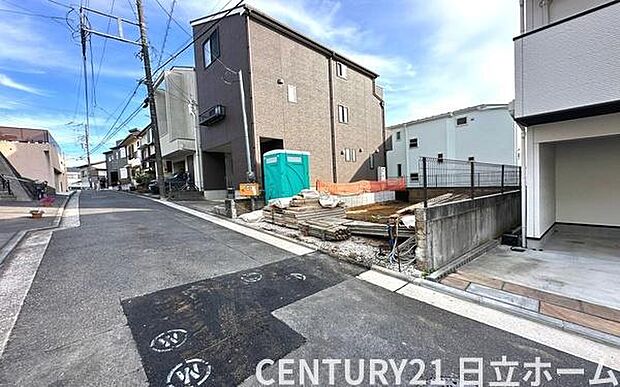 《前面道路》　■道路と敷地はフラットな地形です。