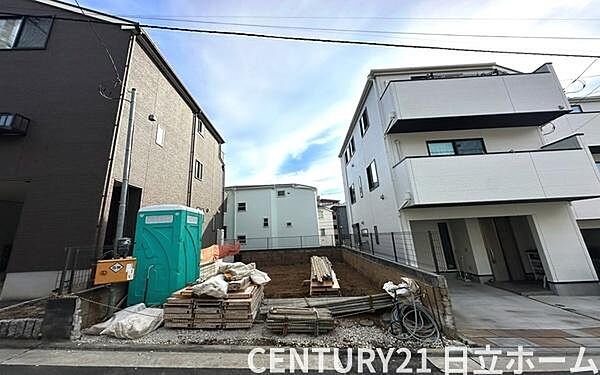 《外観》　青空の下、洗練されたデザインが輝く住まい。新しい暮らしを始めるのにふさわしい、光と風が心地よい空間です。