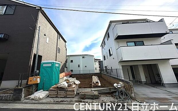 《外観》　青空の下、洗練されたデザインが輝く住まい。新しい暮らしを始めるのにふさわしい、光と風が心地よい空間です。
