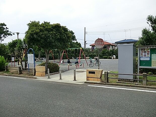 東野第三公園まで335m、閑静な住宅街の中の公園。遊具があります。
