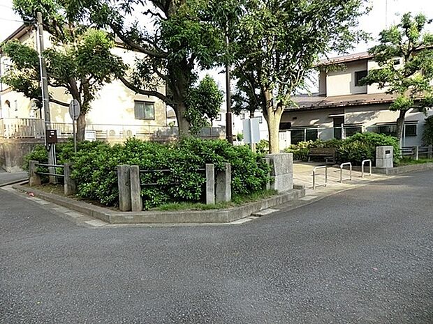 相沢南公園まで348m、瀬谷駅南口から徒歩6分の住宅街にある小さな公園です。