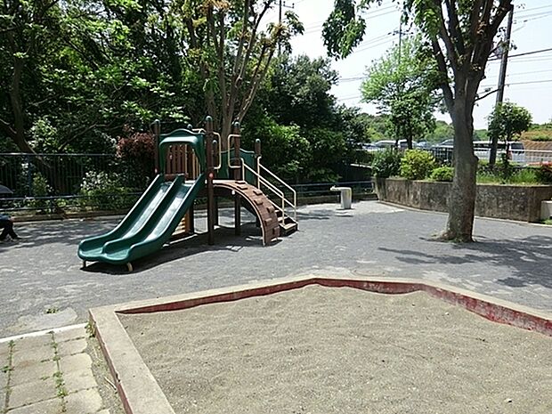 寺山町第三公園まで203m、幹線道路沿いにある公園。緑地に隣接しており豊かな自然が感じられます。