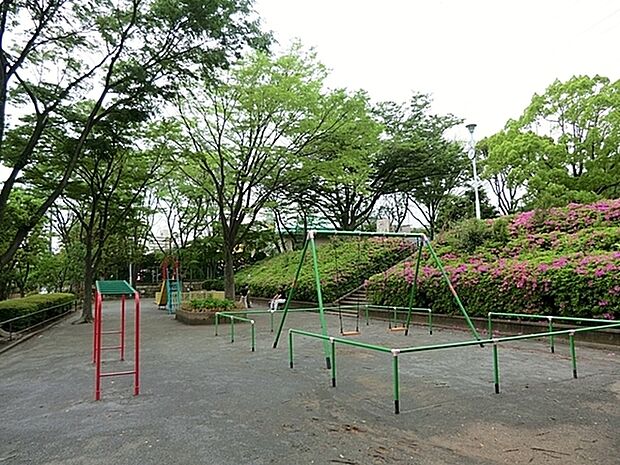 洋光台四丁目公園まで215m、滑り台、ブランコ、お砂場、うんていがあります。大きな運動広場もあります。