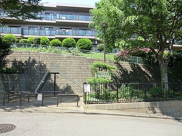 寺尾台こども公園まで187m、園内の遊具はすべり台と動物のオブジェのみ。少し暗い部分もあるので、冬場などは日が落ちる前に家路につくのをおすすめします。