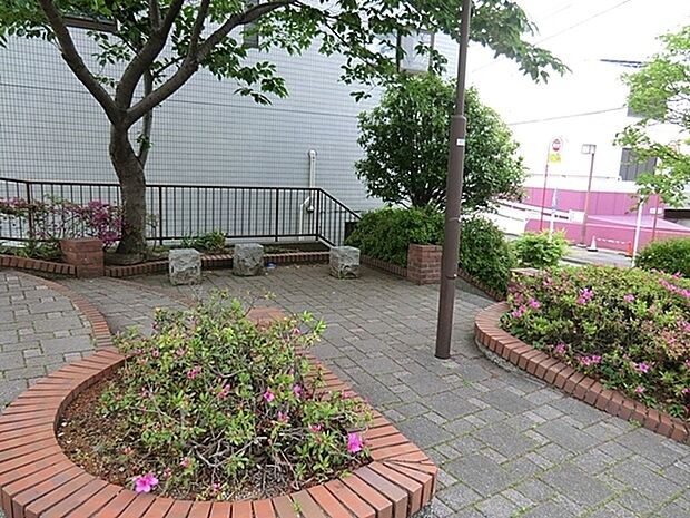 上大岡第三公園まで589m、イスが3つあり、買い物の休憩場所として使われています。