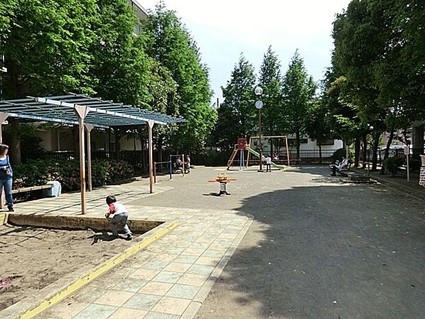 新作下耕地公園まで170m、目の前にはスーパーもあるので、お買い物のついでや、お弁当を買ってピクニックも楽しめます。