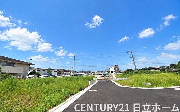 《前面道路》　■「空」×「光」×「風」。開放感を具現化したような現地は、まさに「永住の地」としての選択肢です。