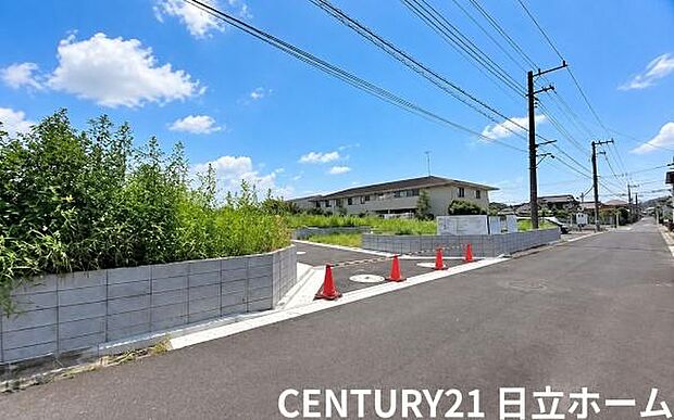 《前面道路》　道路と敷地はフラットな地形です。