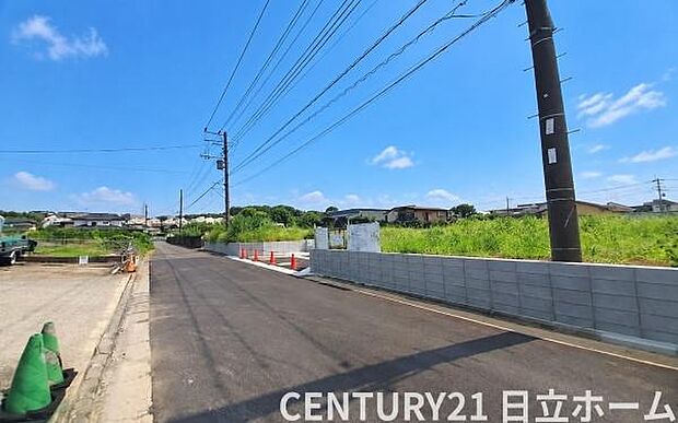 《前面道路》　「空」×「光」×「風」。開放感を具現化したような現地は、まさに「永住の地」としての選択肢です。