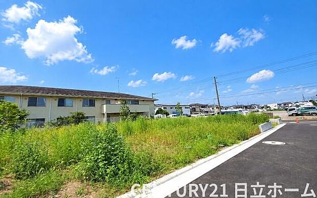 《外観》車通りも少ないため、落ち着いた雰囲気です。お子様がいらっしゃる方もご安心かと思います。