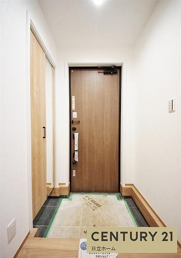 《玄関》■玄関ホールにもゆとりをもった設計ですので第一印象が違います。玄関は家の顔ですので、開放感は大事ですね。