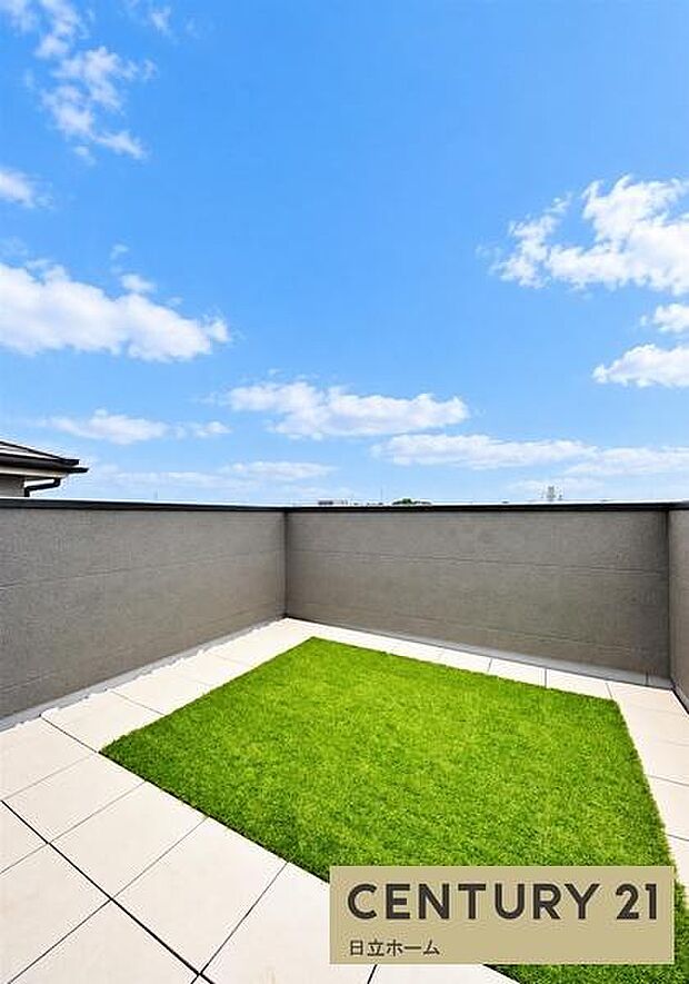 《ルーフバルコニー》　■屋上には奥行きのある広々ルーフバルコニー。テーブルを置けるのでちょっとしたカフェ気分や休日に家族でBBQ、小さなお子様用のプールなどはいかがですか。
