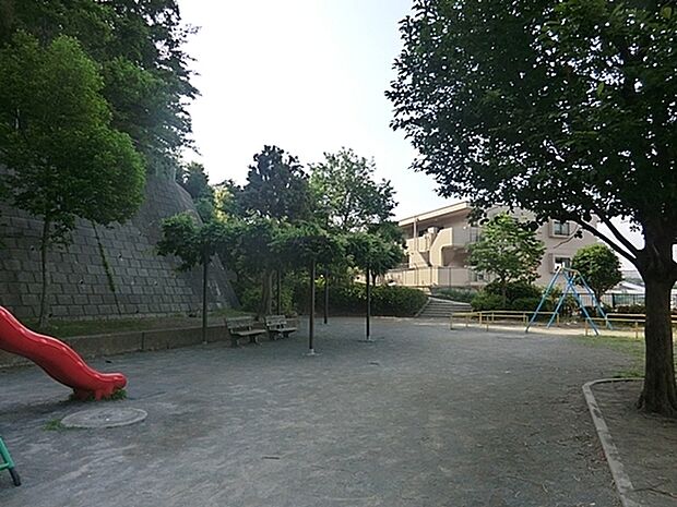 岩崎町第一公園まで522m、木陰のベンチで一休み　近所の子供たちの楽しい遊び場