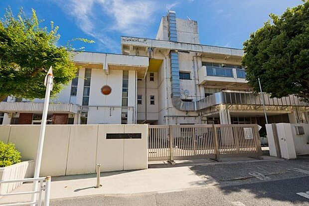 横浜市立岩崎小学校まで609m