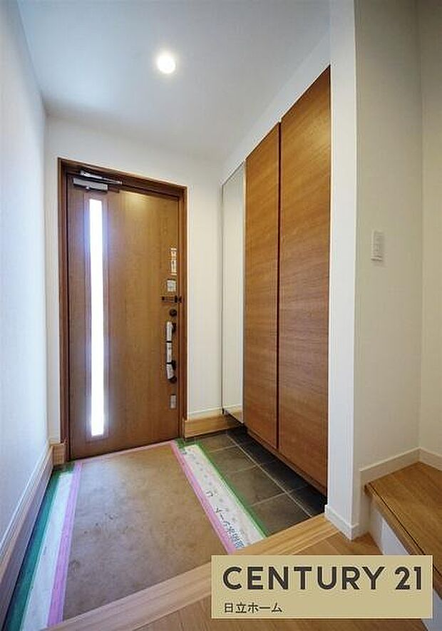 《玄関》 玄関を開けると、エントランスホールがお出迎え 天井までつながるシューズボックスは収納力が良好なため、玄関の整理整頓も容易にできます