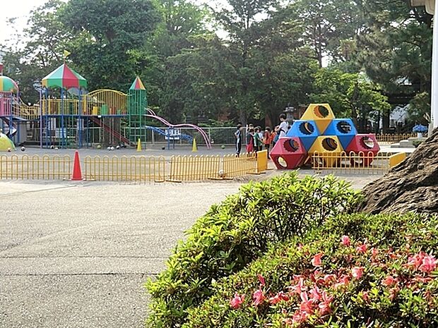 城郷幼稚園まで431m、教育方針:尊ぶ目で子供の本当の姿を拝み温かい心で、子供をのばす方法を考えはげましの言葉で、教育の効果を見守る。
