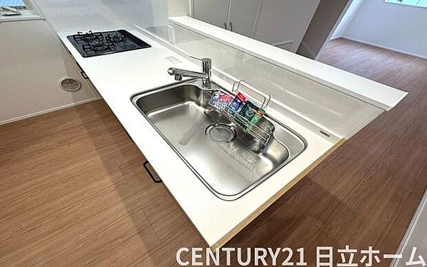 《キッチン》 お手入れしやすくきれいなキッチン。お料理の始めから後片付けまで楽しい時間になりそうです。
