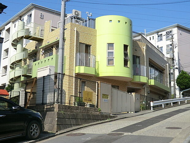 エミールの森　ひばり保育園まで774m、どこにいても陽のあたる保育室に設計し、町の中にありながら四季を感じられる保育園です。